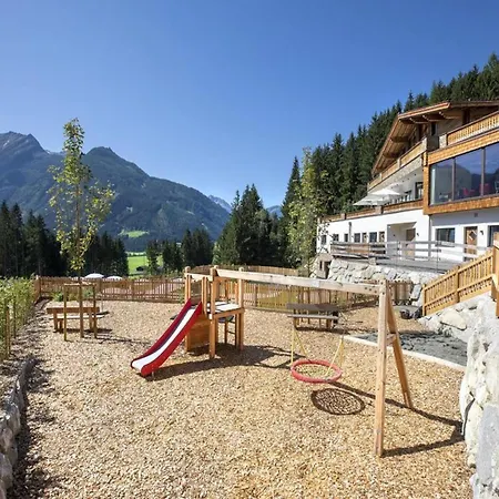 With Access, Neukirchen Chalet *